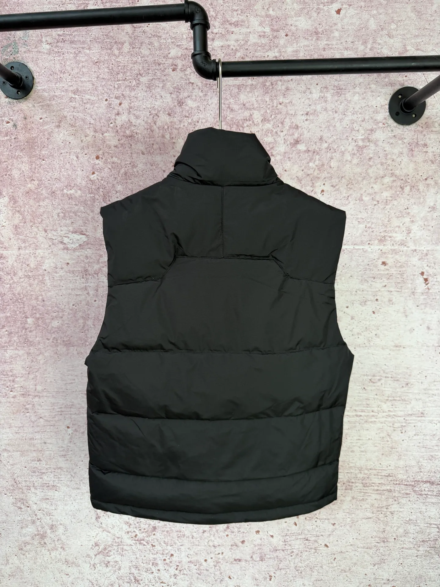P500 Ralph Lauren embroidered down vest (top version of pure down) 100% pure down, a classic evergreen style, the same cold-proof artifact used by celebrities and Internet celebrities, 1:1 replica, from fabrics, fillings to auxiliary materials, all-round benchmarking against the original quality. It uses an imported Behringer embroidery machine, 10,000-needle electric embroidery technology, and imported No. 7 needles and embroidery thread to create a full, three-dimensional, clear-textured polo logo on the chest, which can be called a "moving texture badge." Double-layer locked velvet interior, bid farewell to the worry of velvet running away. The inner lining adopts a nylon double-layer sealed velvet structure to strictly prevent velvet drilling. The hem has a built-in adjustable drawstring, making it more windproof and cold-proof. Paired with a customized No. 8 YKK zipper, a must-have item for autumn and winter.